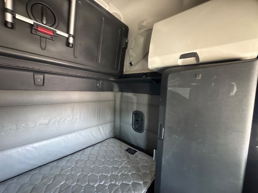 Sleeper Tractor-Heavy Duty Tractors-Freightliner-2022-T12664ST-Omaha-NE-465,651\n\t\tmiles-$ 71,000 - Image 17