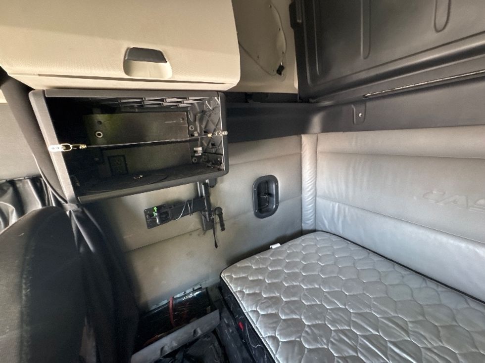 Sleeper Tractor-Heavy Duty Tractors-Freightliner-2022-T12664ST-Omaha-NE-465,651\n\t\tmiles-$ 71,000 - Image 18