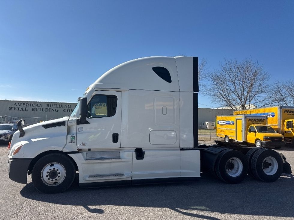 Sleeper Tractor-Heavy Duty Tractors-Freightliner-2022-T12664ST-Omaha-NE-465,651\n\t\tmiles-$ 71,000 - Image 4