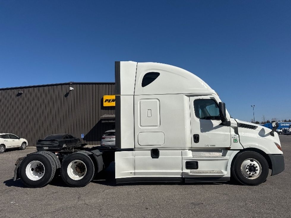 Sleeper Tractor-Heavy Duty Tractors-Freightliner-2022-T12664ST-Omaha-NE-465,651\n\t\tmiles-$ 71,000 - Image 8