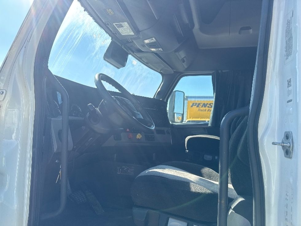 Sleeper Tractor-Heavy Duty Tractors-Freightliner-2022-T12664ST-Omaha-NE-465,651\n\t\tmiles-$ 71,000 - Image 9