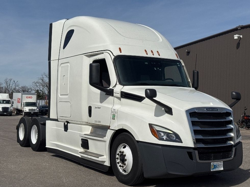Sleeper Tractor-Heavy Duty Tractors-Freightliner-2022-T12664ST-Omaha-NE-492,401\n\t\tmiles-$ 68,250 - Image 1