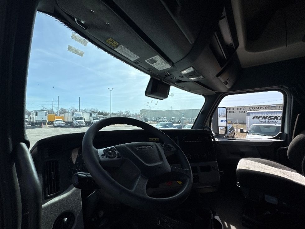 Sleeper Tractor-Heavy Duty Tractors-Freightliner-2022-T12664ST-Omaha-NE-492,401\n\t\tmiles-$ 68,250 - Image 10