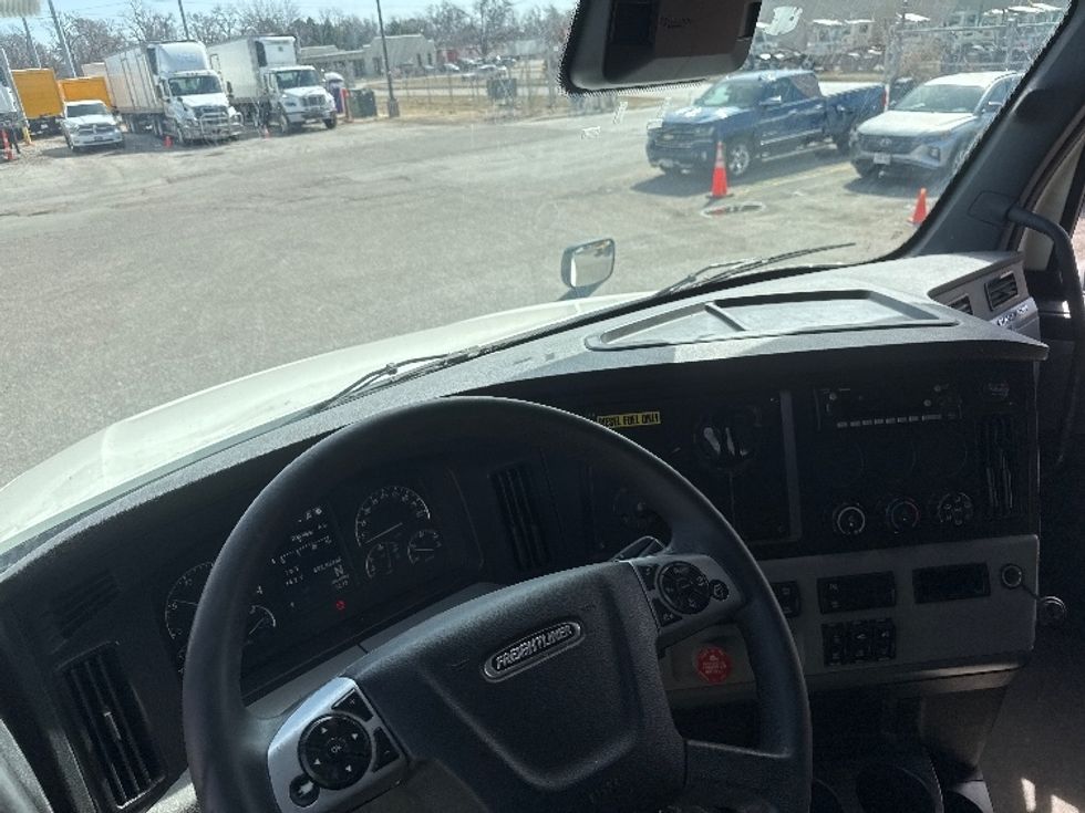 Sleeper Tractor-Heavy Duty Tractors-Freightliner-2022-T12664ST-Omaha-NE-492,401\n\t\tmiles-$ 68,250 - Image 11