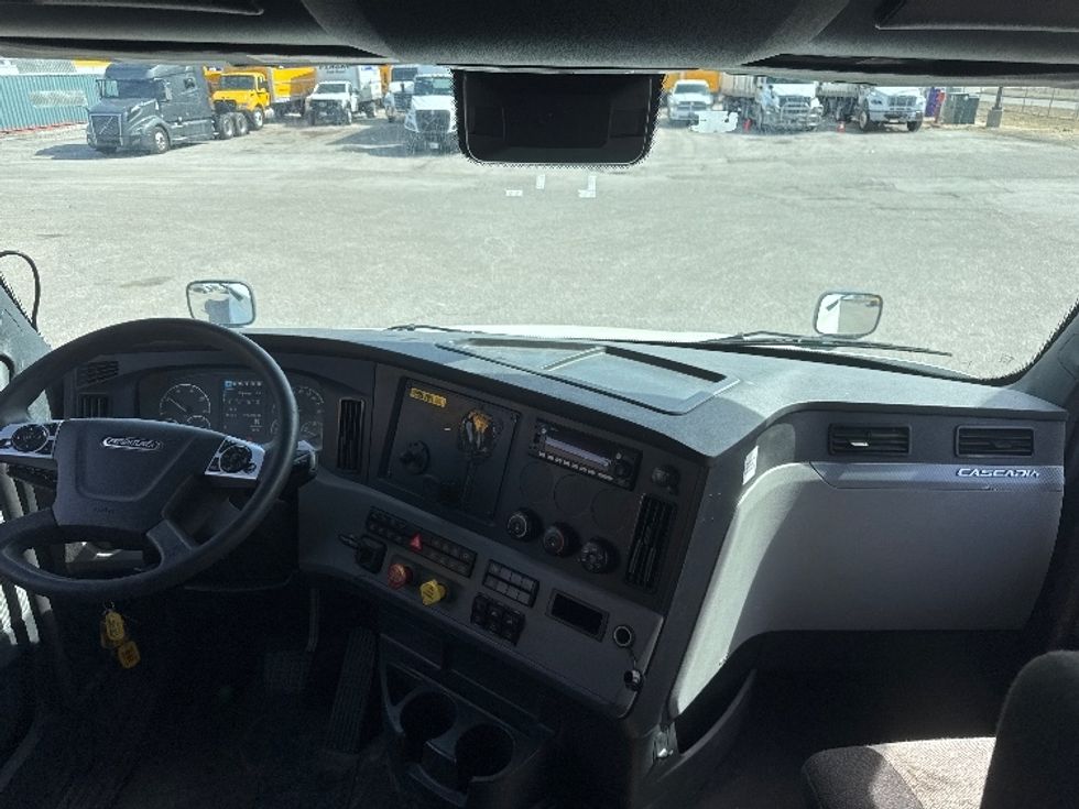 Sleeper Tractor-Heavy Duty Tractors-Freightliner-2022-T12664ST-Omaha-NE-492,401\n\t\tmiles-$ 68,250 - Image 12