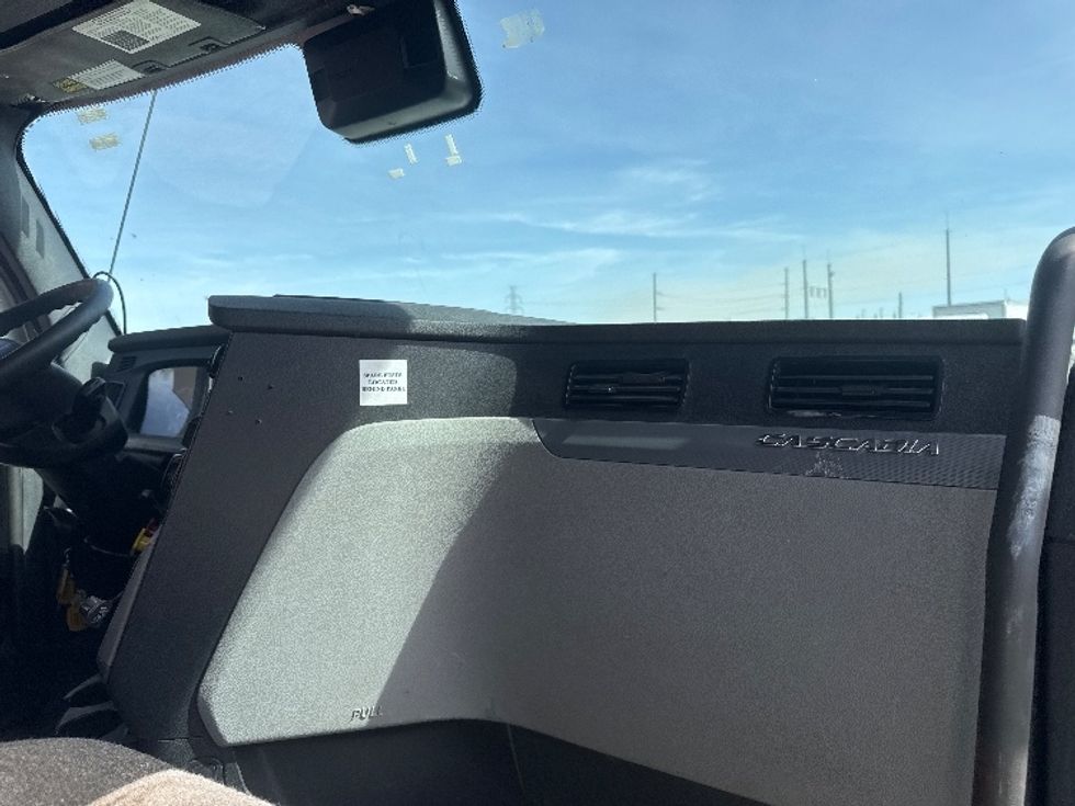 Sleeper Tractor-Heavy Duty Tractors-Freightliner-2022-T12664ST-Omaha-NE-492,401\n\t\tmiles-$ 68,250 - Image 14