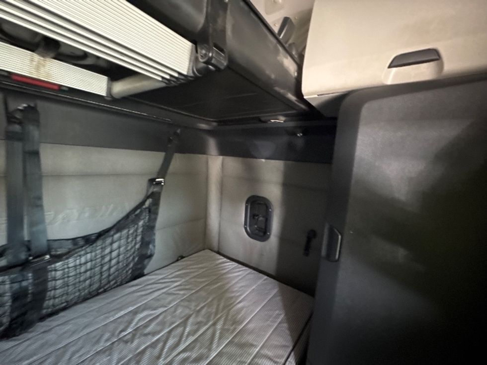 Sleeper Tractor-Heavy Duty Tractors-Freightliner-2022-T12664ST-Omaha-NE-492,401\n\t\tmiles-$ 68,250 - Image 18