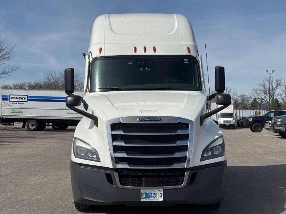 Sleeper Tractor-Heavy Duty Tractors-Freightliner-2022-T12664ST-Omaha-NE-492,401\n\t\tmiles-$ 68,250 - Image 2