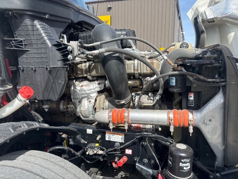 Sleeper Tractor-Heavy Duty Tractors-Freightliner-2022-T12664ST-Omaha-NE-492,401\n\t\tmiles-$ 68,250 - Image 20