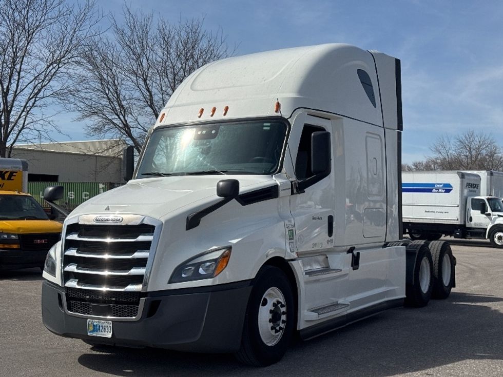 Sleeper Tractor-Heavy Duty Tractors-Freightliner-2022-T12664ST-Omaha-NE-492,401\n\t\tmiles-$ 68,250 - Image 3