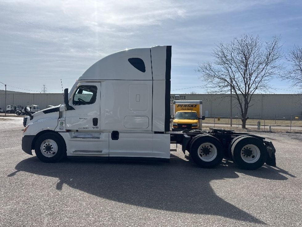 Sleeper Tractor-Heavy Duty Tractors-Freightliner-2022-T12664ST-Omaha-NE-492,401\n\t\tmiles-$ 68,250 - Image 4
