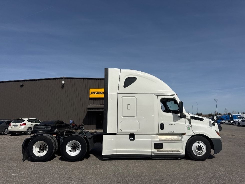 Sleeper Tractor-Heavy Duty Tractors-Freightliner-2022-T12664ST-Omaha-NE-492,401\n\t\tmiles-$ 68,250 - Image 8