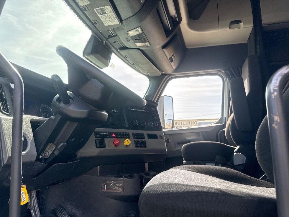 Sleeper Tractor-Heavy Duty Tractors-Freightliner-2022-T12664ST-Omaha-NE-492,401\n\t\tmiles-$ 68,250 - Image 9