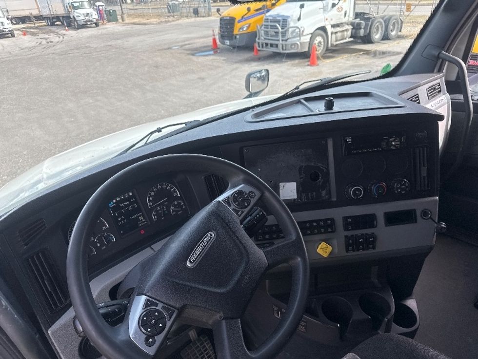 Sleeper Tractor-Heavy Duty Tractors-Freightliner-2022-T12664ST-Omaha-NE-516,842\n\t\tmiles-$ 65,750 - Image 11