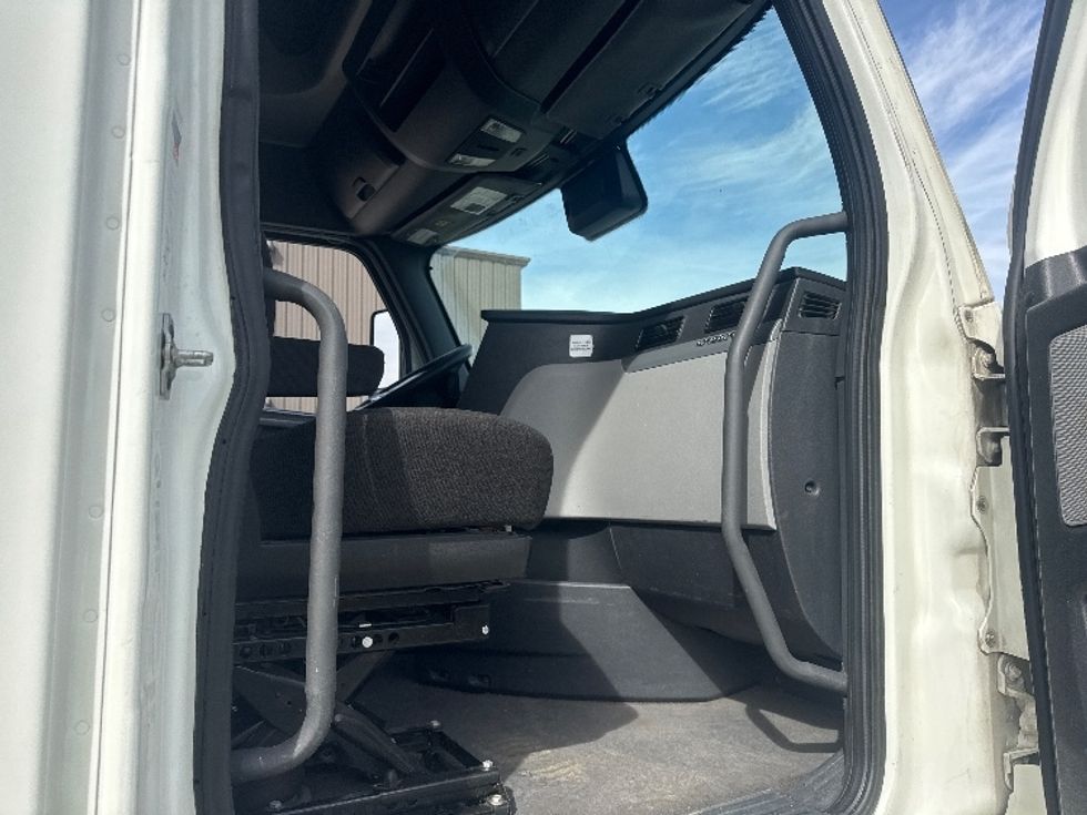 Sleeper Tractor-Heavy Duty Tractors-Freightliner-2022-T12664ST-Omaha-NE-516,842\n\t\tmiles-$ 65,750 - Image 13