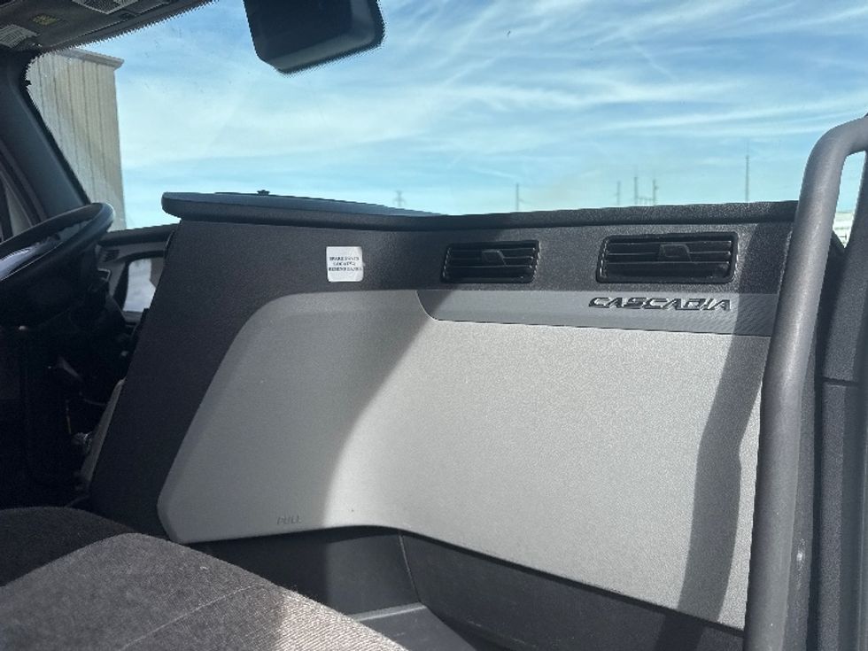 Sleeper Tractor-Heavy Duty Tractors-Freightliner-2022-T12664ST-Omaha-NE-516,842\n\t\tmiles-$ 65,750 - Image 14