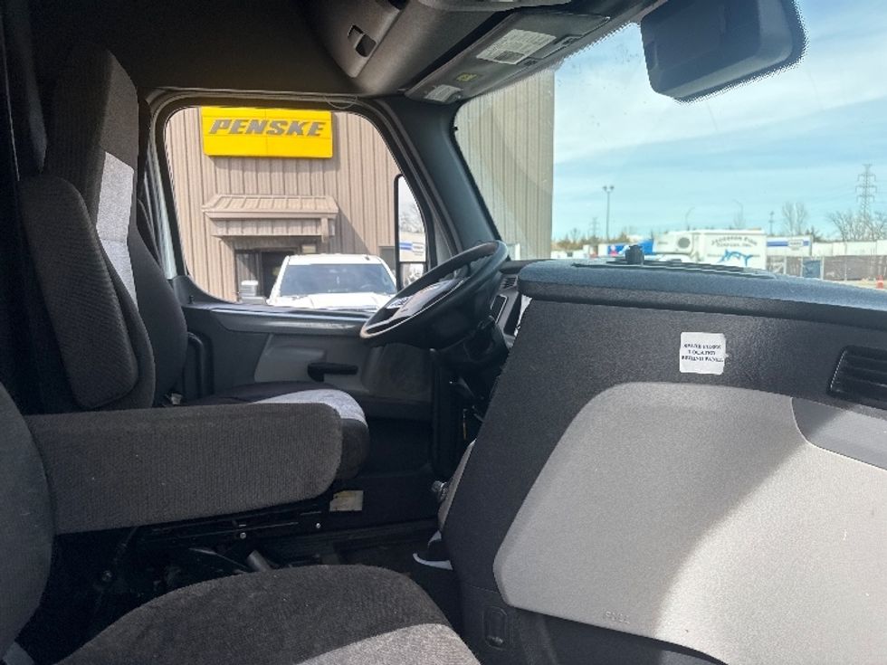 Sleeper Tractor-Heavy Duty Tractors-Freightliner-2022-T12664ST-Omaha-NE-516,842\n\t\tmiles-$ 65,750 - Image 15