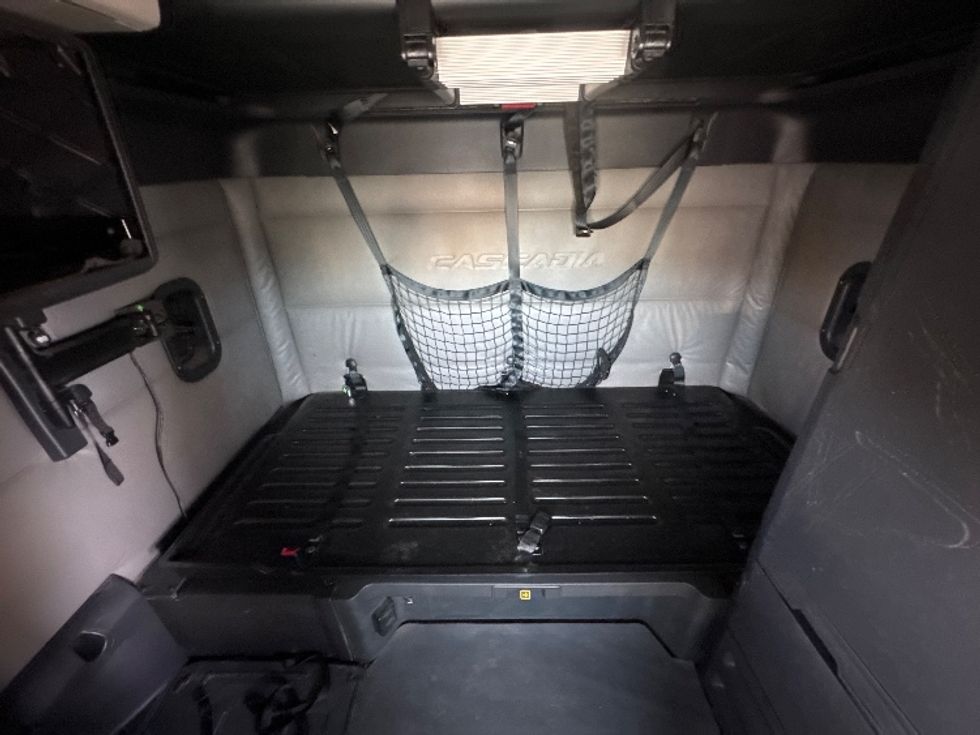 Sleeper Tractor-Heavy Duty Tractors-Freightliner-2022-T12664ST-Omaha-NE-516,842\n\t\tmiles-$ 65,750 - Image 16