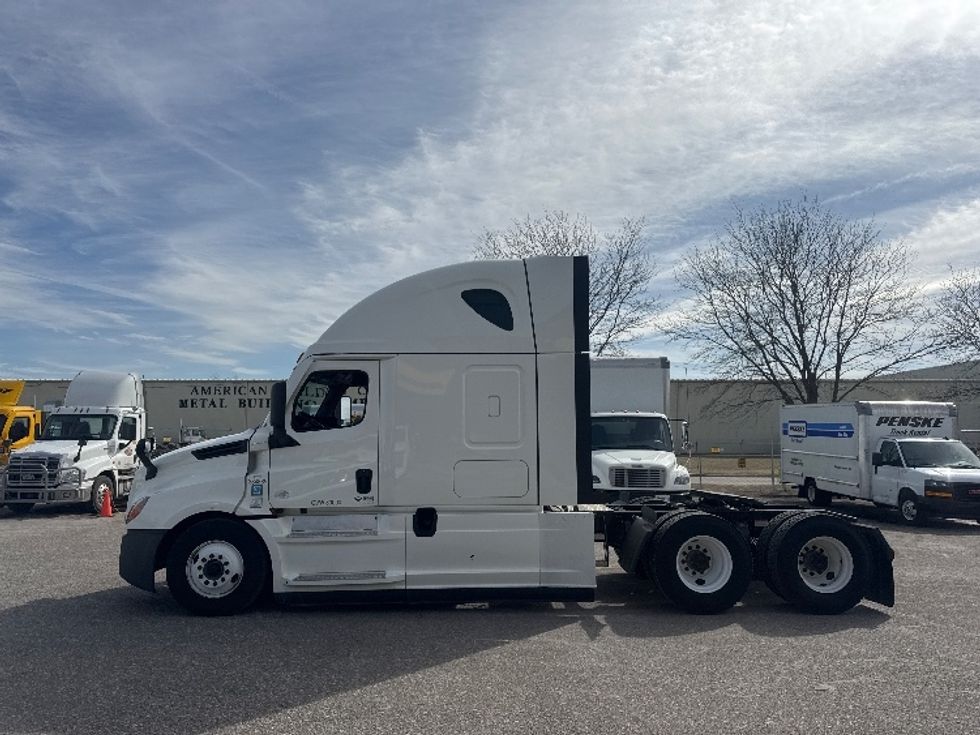 Sleeper Tractor-Heavy Duty Tractors-Freightliner-2022-T12664ST-Omaha-NE-516,842\n\t\tmiles-$ 65,750 - Image 4