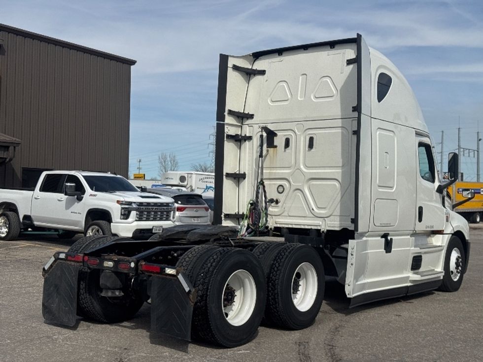 Sleeper Tractor-Heavy Duty Tractors-Freightliner-2022-T12664ST-Omaha-NE-516,842\n\t\tmiles-$ 65,750 - Image 7