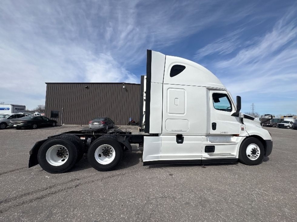 Sleeper Tractor-Heavy Duty Tractors-Freightliner-2022-T12664ST-Omaha-NE-516,842\n\t\tmiles-$ 65,750 - Image 8