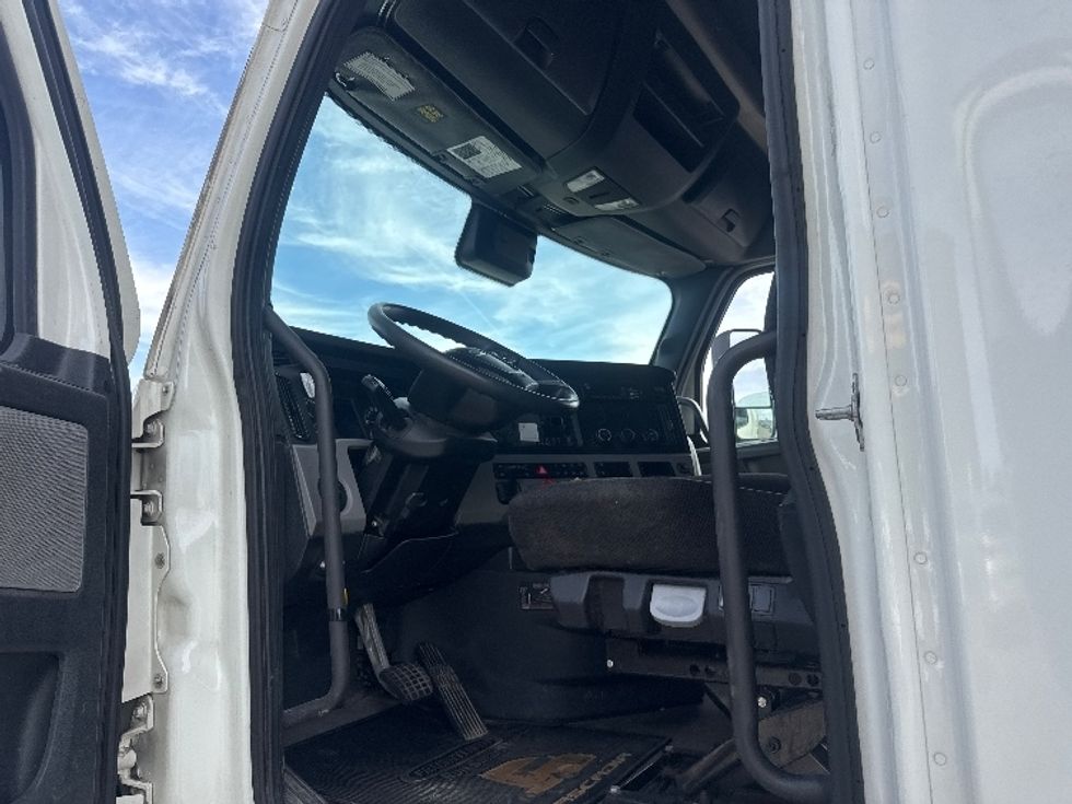 Sleeper Tractor-Heavy Duty Tractors-Freightliner-2022-T12664ST-Omaha-NE-516,842\n\t\tmiles-$ 65,750 - Image 9