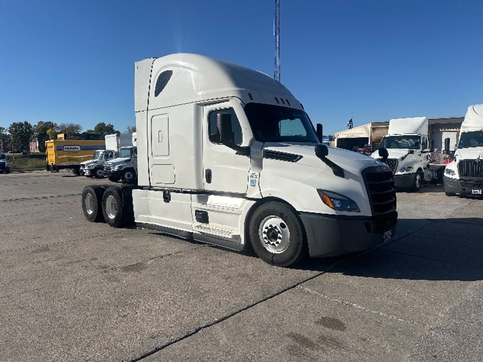 Sleeper Tractor-Heavy Duty Tractors-Freightliner-2022-T12664ST-Omaha-NE-573,533\n\t\tmiles-$ 63,250 - Image 1