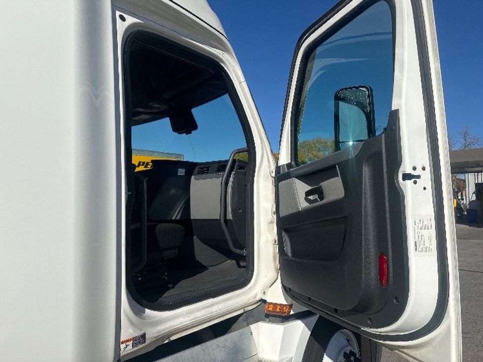 Sleeper Tractor-Heavy Duty Tractors-Freightliner-2022-T12664ST-Omaha-NE-573,533\n\t\tmiles-$ 63,250 - Image 13