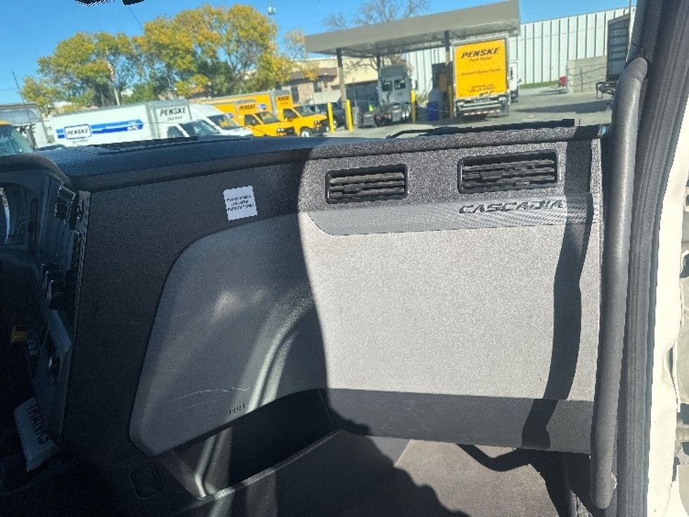 Sleeper Tractor-Heavy Duty Tractors-Freightliner-2022-T12664ST-Omaha-NE-573,533\n\t\tmiles-$ 63,250 - Image 14