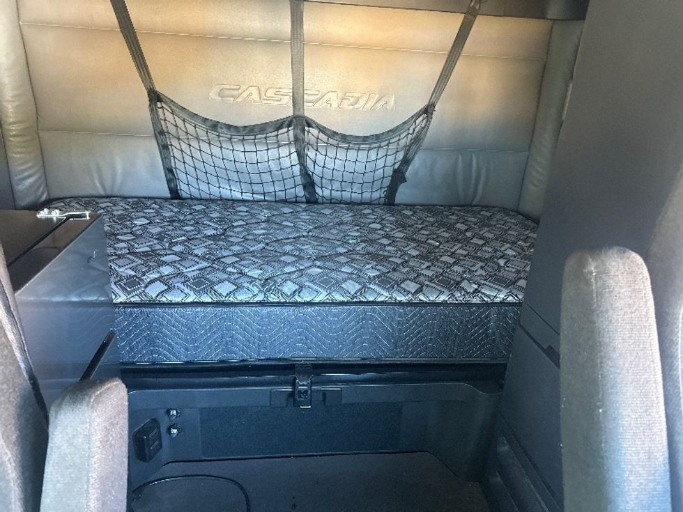 Sleeper Tractor-Heavy Duty Tractors-Freightliner-2022-T12664ST-Omaha-NE-573,533\n\t\tmiles-$ 63,250 - Image 16