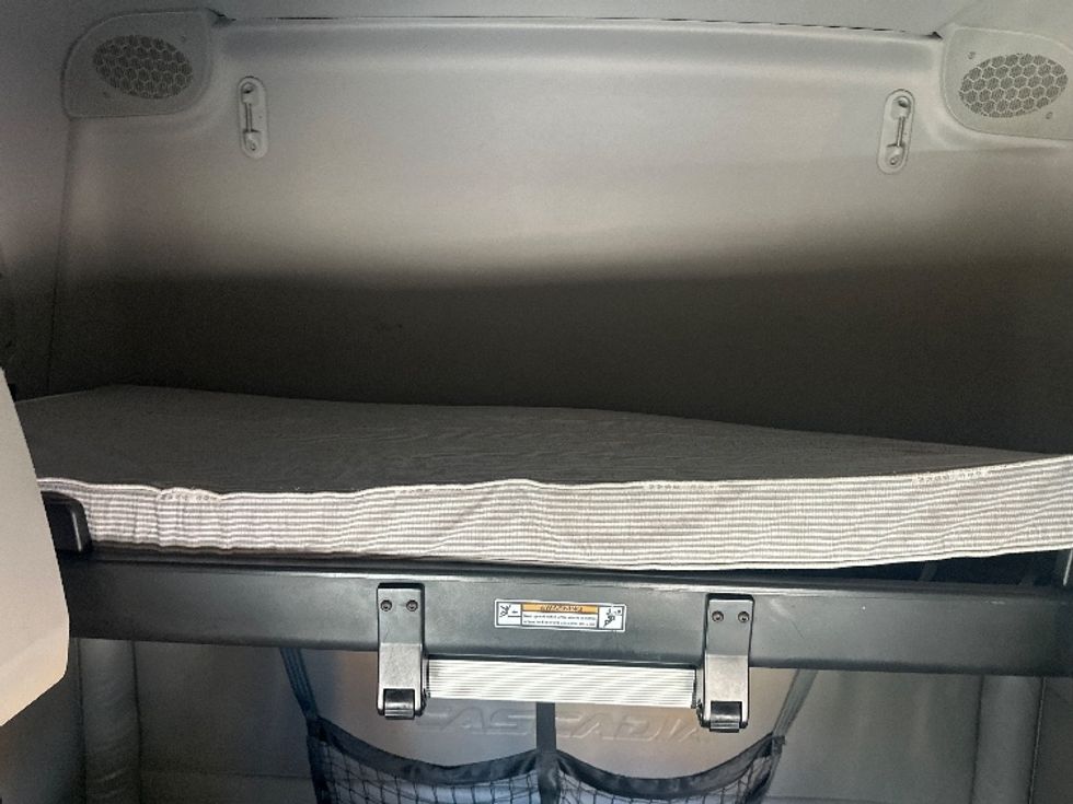 Sleeper Tractor-Heavy Duty Tractors-Freightliner-2022-T12664ST-Omaha-NE-573,533\n\t\tmiles-$ 63,250 - Image 17