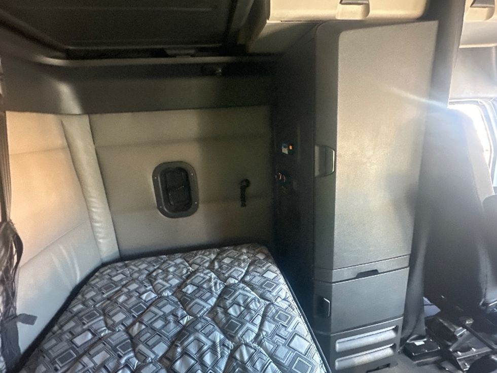 Sleeper Tractor-Heavy Duty Tractors-Freightliner-2022-T12664ST-Omaha-NE-573,533\n\t\tmiles-$ 63,250 - Image 18