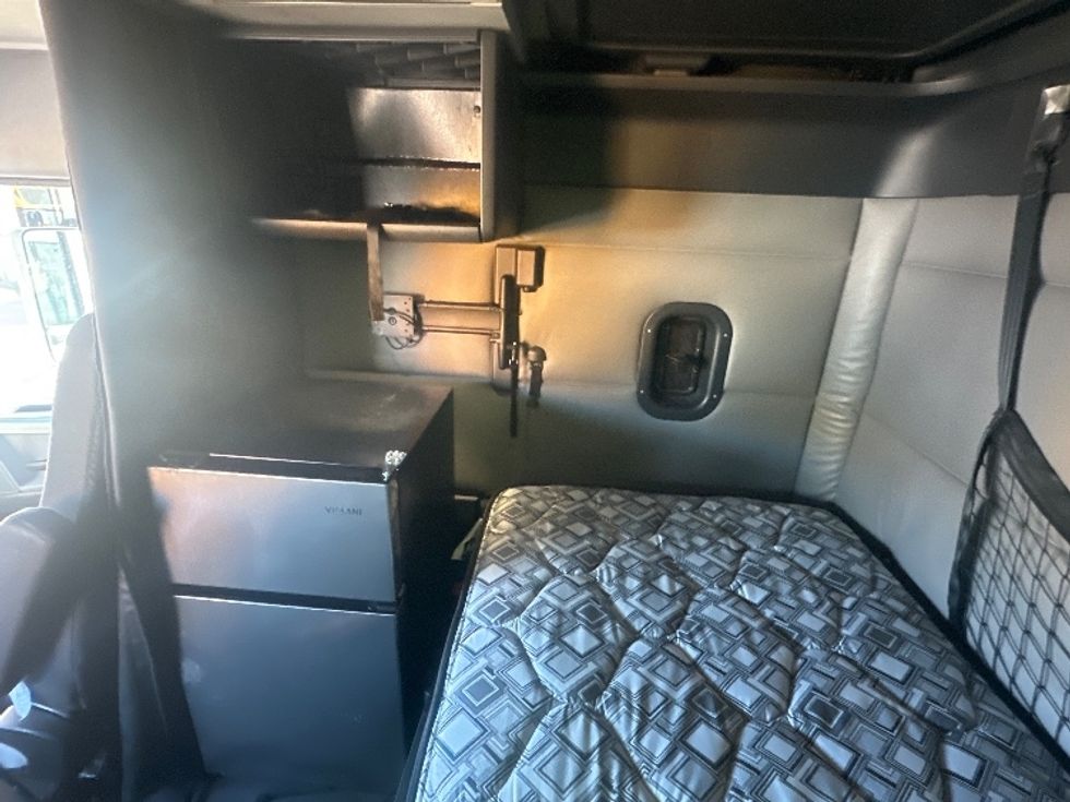 Sleeper Tractor-Heavy Duty Tractors-Freightliner-2022-T12664ST-Omaha-NE-573,533\n\t\tmiles-$ 63,250 - Image 19