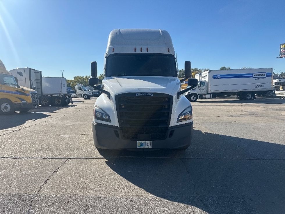 Sleeper Tractor-Heavy Duty Tractors-Freightliner-2022-T12664ST-Omaha-NE-573,533\n\t\tmiles-$ 63,250 - Image 2
