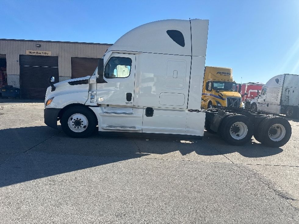Sleeper Tractor-Heavy Duty Tractors-Freightliner-2022-T12664ST-Omaha-NE-573,533\n\t\tmiles-$ 63,250 - Image 4