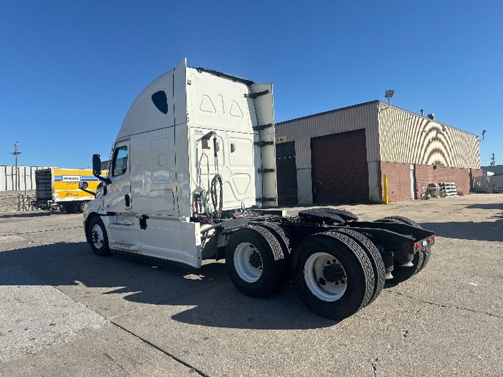Sleeper Tractor-Heavy Duty Tractors-Freightliner-2022-T12664ST-Omaha-NE-573,533\n\t\tmiles-$ 63,250 - Image 5