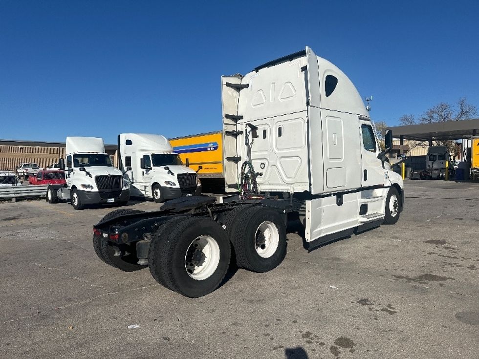 Sleeper Tractor-Heavy Duty Tractors-Freightliner-2022-T12664ST-Omaha-NE-573,533\n\t\tmiles-$ 63,250 - Image 7
