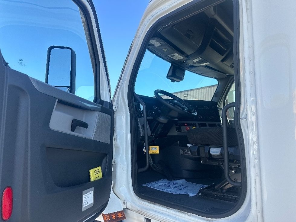 Sleeper Tractor-Heavy Duty Tractors-Freightliner-2022-T12664ST-Omaha-NE-573,533\n\t\tmiles-$ 63,250 - Image 9