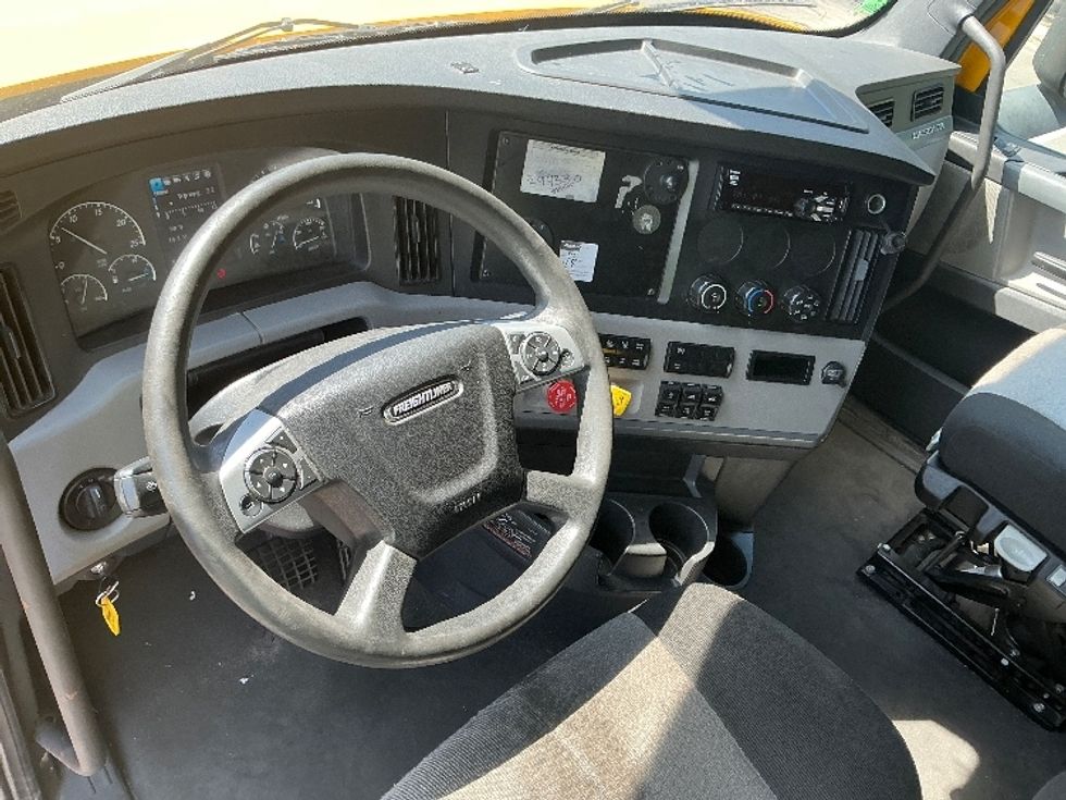 Sleeper Tractor-Heavy Duty Tractors-Freightliner-2022-T12664ST-Omaha-NE-592,643\n\t\tmiles-$ 63,500 - Image 10