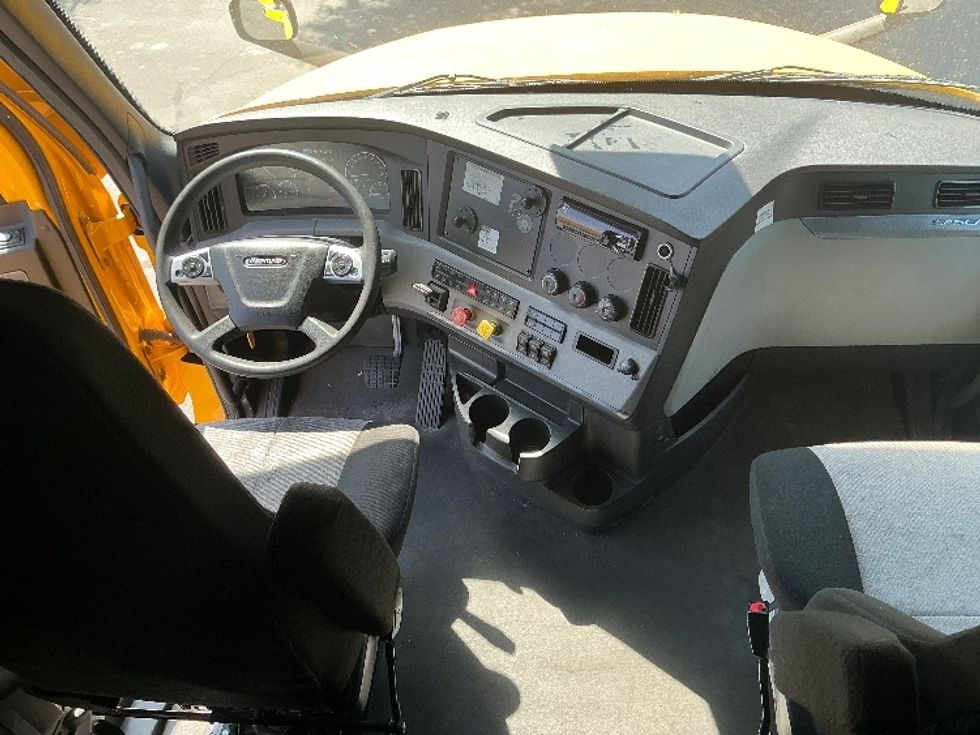 Sleeper Tractor-Heavy Duty Tractors-Freightliner-2022-T12664ST-Omaha-NE-592,643\n\t\tmiles-$ 63,500 - Image 12