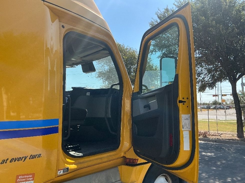 Sleeper Tractor-Heavy Duty Tractors-Freightliner-2022-T12664ST-Omaha-NE-592,643\n\t\tmiles-$ 63,500 - Image 13