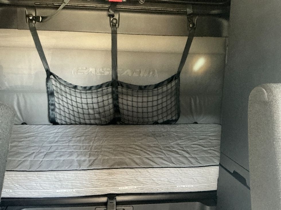 Sleeper Tractor-Heavy Duty Tractors-Freightliner-2022-T12664ST-Omaha-NE-592,643\n\t\tmiles-$ 63,500 - Image 16