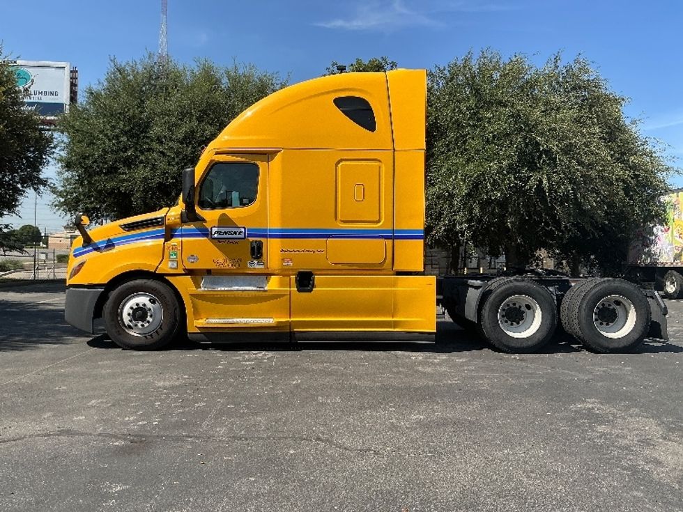Sleeper Tractor-Heavy Duty Tractors-Freightliner-2022-T12664ST-Omaha-NE-592,643\n\t\tmiles-$ 63,500 - Image 4