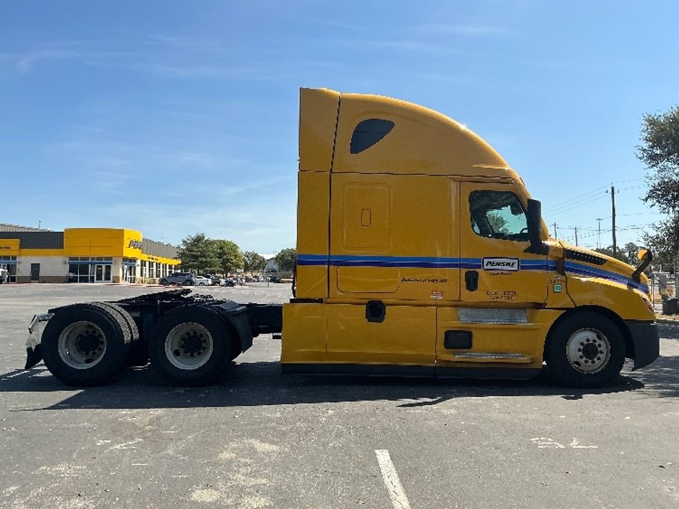 Sleeper Tractor-Heavy Duty Tractors-Freightliner-2022-T12664ST-Omaha-NE-592,643\n\t\tmiles-$ 63,500 - Image 8
