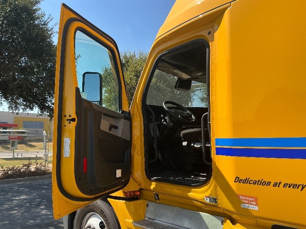Sleeper Tractor-Heavy Duty Tractors-Freightliner-2022-T12664ST-Omaha-NE-592,643\n\t\tmiles-$ 63,500 - Image 9