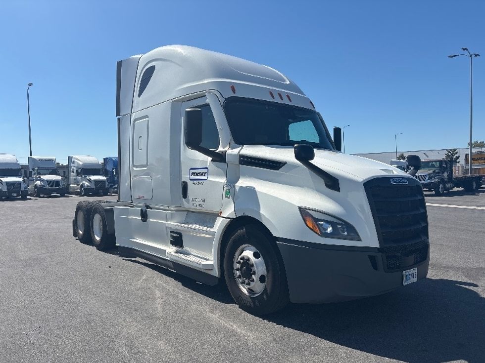 Sleeper Tractor-Heavy Duty Tractors-Freightliner-2022-T12664ST-Ontario-CA-499,853\n\t\tmiles-$ 80,000 - Image 1