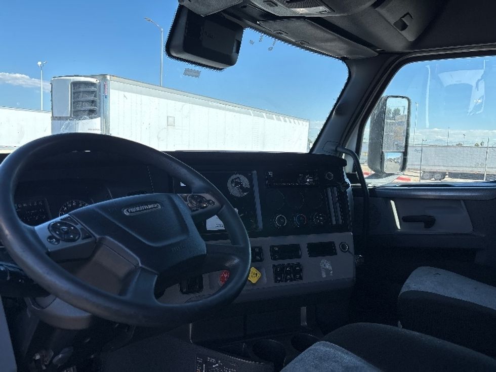 Sleeper Tractor-Heavy Duty Tractors-Freightliner-2022-T12664ST-Ontario-CA-499,853\n\t\tmiles-$ 80,000 - Image 10