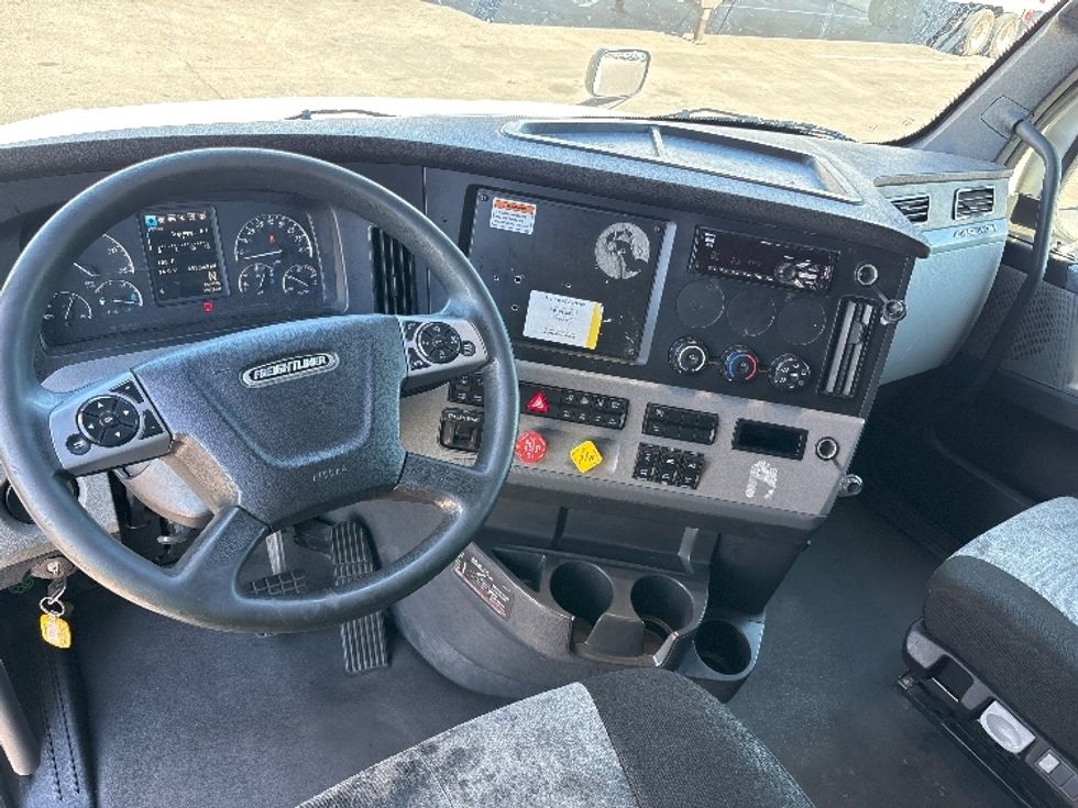 Sleeper Tractor-Heavy Duty Tractors-Freightliner-2022-T12664ST-Ontario-CA-499,853\n\t\tmiles-$ 80,000 - Image 11