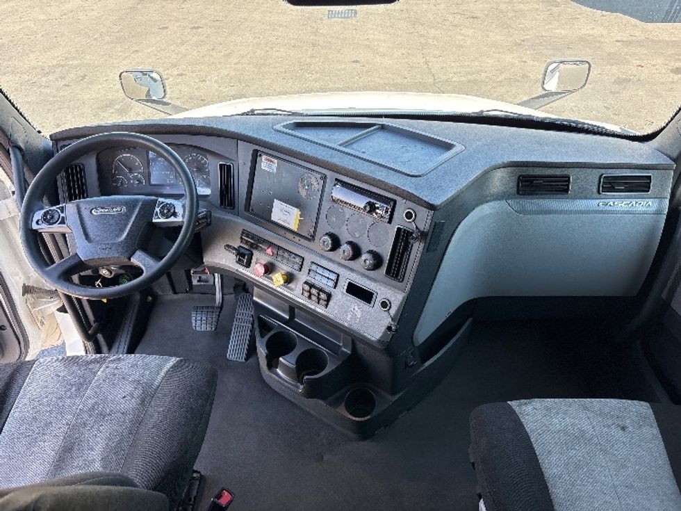 Sleeper Tractor-Heavy Duty Tractors-Freightliner-2022-T12664ST-Ontario-CA-499,853\n\t\tmiles-$ 80,000 - Image 12