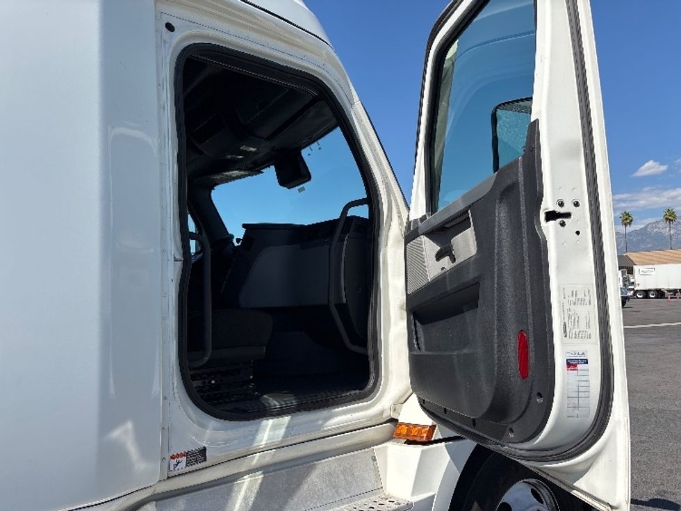 Sleeper Tractor-Heavy Duty Tractors-Freightliner-2022-T12664ST-Ontario-CA-499,853\n\t\tmiles-$ 80,000 - Image 13